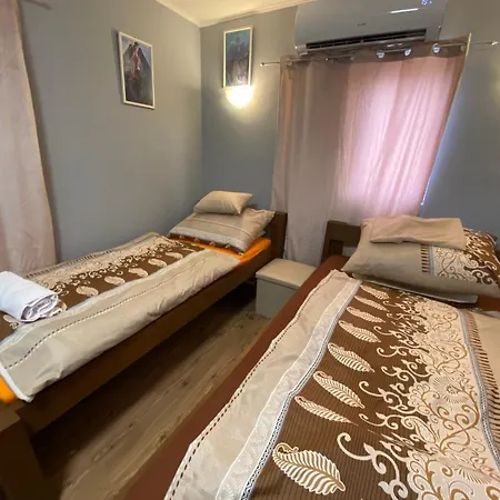 Baber Apartmanhaz Balatonakarattya Guest house Balatonkenese